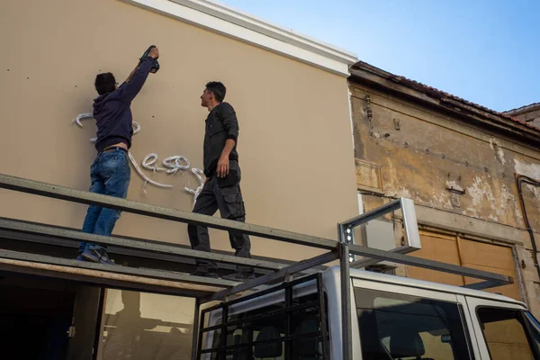 Abril 2019 Limassol Chipre Dos Trabajadores Instalan Cartel Cafetería Una — Foto de Stock