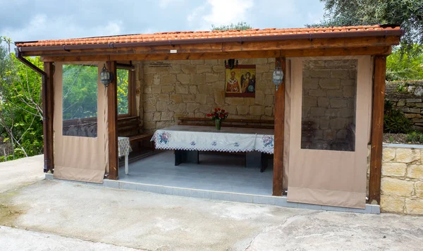Gazebo在塞浦路斯岛上一座山村的一座基督教教堂的院子里吃饭 — 图库照片