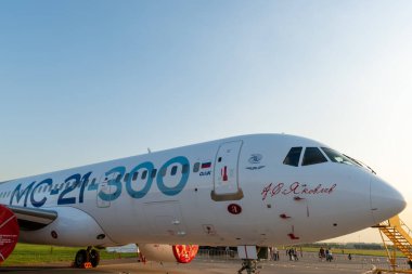 30 Ağustos 2019. Zhukovsky, Rusya. Uluslararası Havacılık ve Uzay Salonu MAKS 2019 'da orta menzilli Rus yolcu uçağı Irkut MC-21 vaat ediyor..