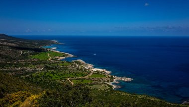 Kıbrıs adasının kuzeybatısındaki Akamas Yarımadası üzerinde Akdeniz 'in yeşil dağlık kıyıları.