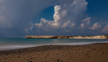 Akdeniz 'in kumlu ve çakıl taşlı plajları, sakin bir gecede uzun süre çekilen çekim..