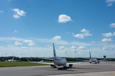 2 Temmuz 2019 Moskova, Rusya. Güneşli havada Vnukovo havaalanında uçaklar