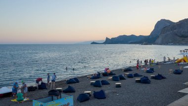 21 Temmuz 2017, Sudak. Sıcak bir akşamda Sudak 'taki şehir plajında tatilciler..