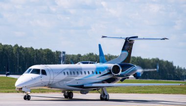 2 Temmuz 2019, Moskova, Rusya. Uçak Embraer ERJ-135 Avcon Jet Moskova 'daki Vnukovo havaalanında.