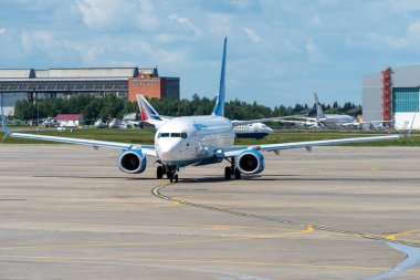 2 Temmuz 2019, Moskova, Rusya. Boeing Boeing 737-800 Pobeda uçağı Moskova 'daki Vnukovo havaalanında..