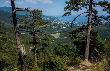 Yalta ve Karadeniz 'in dağ yamacından görünüşü.
