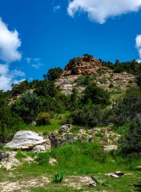 Kıbrıs adasındaki Avakas dağ geçidinin yamaçlarındaki taşlar.
