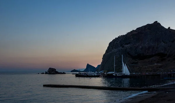 Sudak Taki Kale Dağı Nın Eteğindeki Rıhtımda Yelkenli Sürüyor — Stok fotoğraf