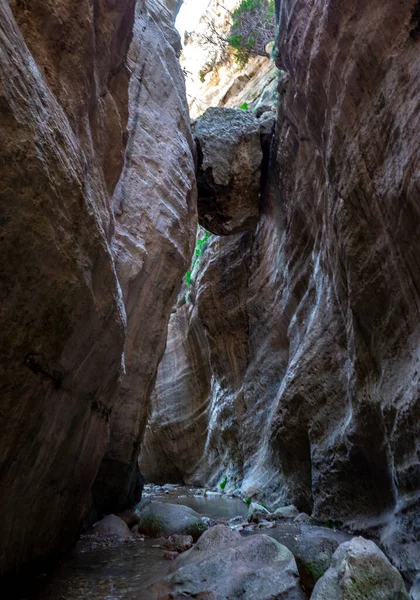 Kıbrıs adasındaki Avakas dağ geçidinin yamaçlarındaki taşlar.