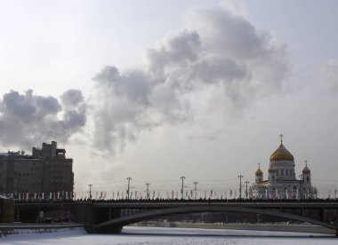 4 Şubat 2012, Moskova, Rusya. İsa 'nın Katedrali Kurtarıcı ve Bolşoy Kamenny Köprüsü Kışın soğuk havada.