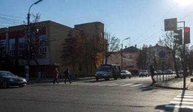 22 Ekim 2018, Oryol, Rusya. Orel 'deki Saltykov-Shchedrin caddesinde araba trafiği.