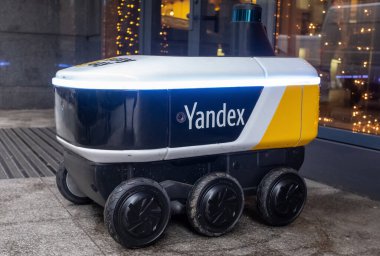 14 Aralık 2020, Moskova Rusya. Moskova 'daki bir restoranın girişindeki Yandex.Rover kafesinden yemek getiren insansız bir robot kurye..