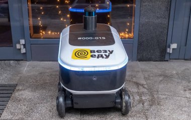 14 Aralık 2020, Moskova Rusya. Moskova 'daki bir restoranın girişindeki Yandex.Rover kafesinden yemek getiren insansız bir robot kurye..