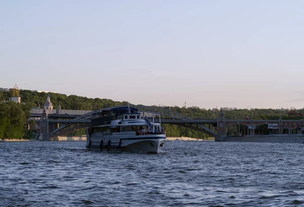 Μαΐου 2012 Μόσχα Ρωσία Μηχανοκίνητο Πλοίο Αναψυχής Στον Ποταμό Moskva — Φωτογραφία Αρχείου