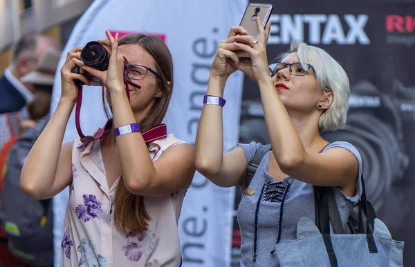 Agosto 2018 Mosca Russia Due Ragazze Una Strada Trafficata Stanno — Foto Stock