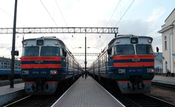 5 Mayıs 2015 Baranovichi, Belarus. Sıcak bir bahar akşamında Baranovichi tren istasyonunun yanındaki iki banliyö elektrikli treni..