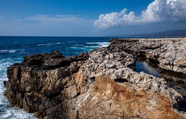 Kıbrıs adasının kuzeybatısındaki Akamas Yarımadası 'ndaki Akdeniz kıyısında dalgalar çarpışıyor.