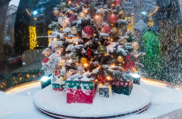 Choinka Prezentami Pod Spodem Pokryta Świeżo Spadającym Śniegiem — Zdjęcie stockowe