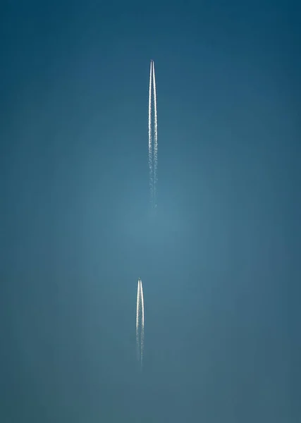 Twee Vliegtuigen Met Lange Witte Condensatieroutes Hoog Blauwe Lucht — Stockfoto
