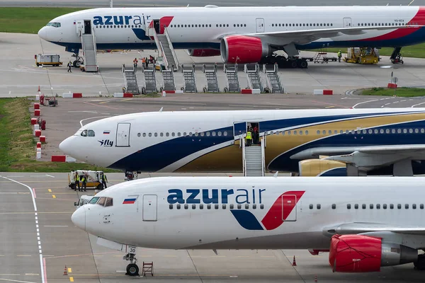  2 Temmuz 2019, Moskova, Rusya. Boeing 767-300 Azur Air Airlines ve Airbus A330-300 I Fly Airlines Moskova Vnukovo havaalanında.