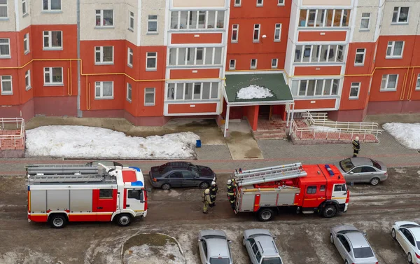 Пожежний Двигун Дворі Багатоповерхового Житлового Будинку Взимку — стокове фото