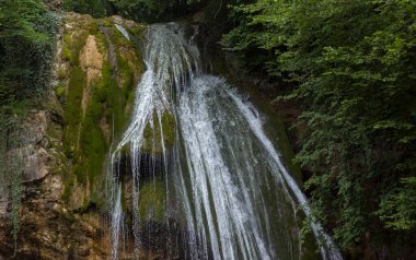 Kırım 'daki Khapkhal geçidinde Djur-Djur şelalesi.
