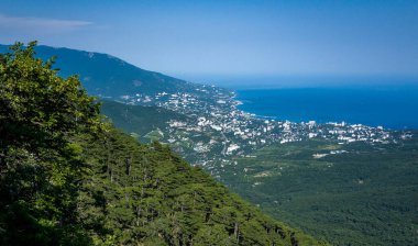 Yalta ve Karadeniz 'in dağ yamacından görünüşü.