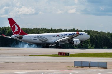2 Temmuz 2019, Moskova, Rusya. Airplane Airbus A330-200 Türk Hava Yolları Moskova 'daki Vnukovo havaalanında.