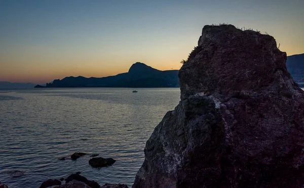 Берег Роки Прогулочная Лодка Туристами Море Теплым Летним Вечером — стоковое фото