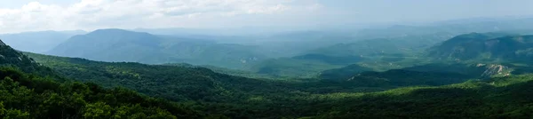 クリミアのチャテュロス ダグ山脈の高地からの鬱蒼とした森に覆われた山々の眺め パノラマ — ストック写真