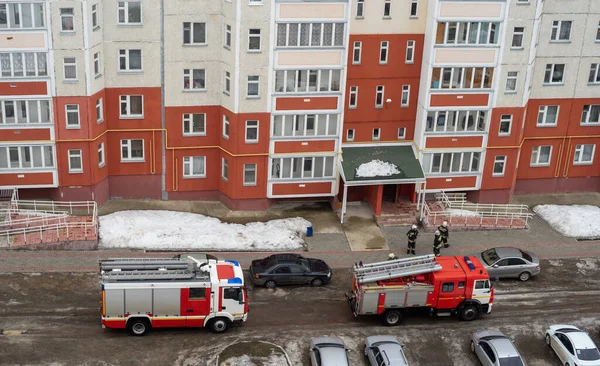 冬季一座多层住宅楼院落的消防车 — 图库照片