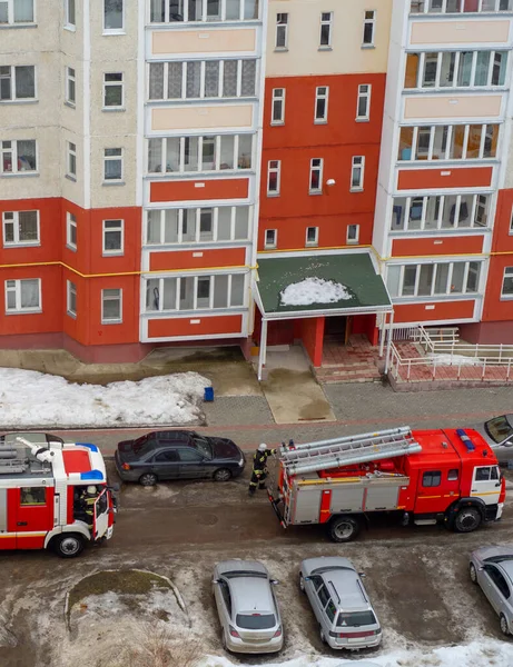 Пожежний Двигун Дворі Багатоповерхового Житлового Будинку Взимку — стокове фото