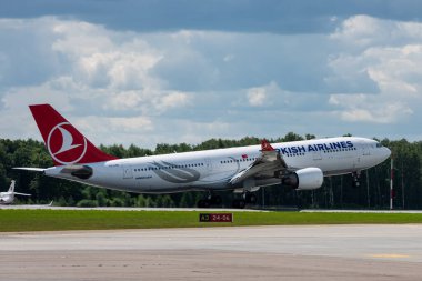 2 Temmuz 2019, Moskova, Rusya. Airplane Airbus A330-200 Türk Hava Yolları Moskova 'daki Vnukovo havaalanında.