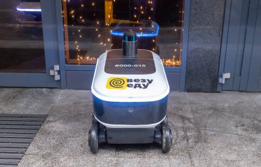 14 Aralık 2020, Moskova Rusya. Moskova 'daki bir restoranın girişindeki Yandex.Rover kafesinden yemek getiren insansız bir robot kurye..