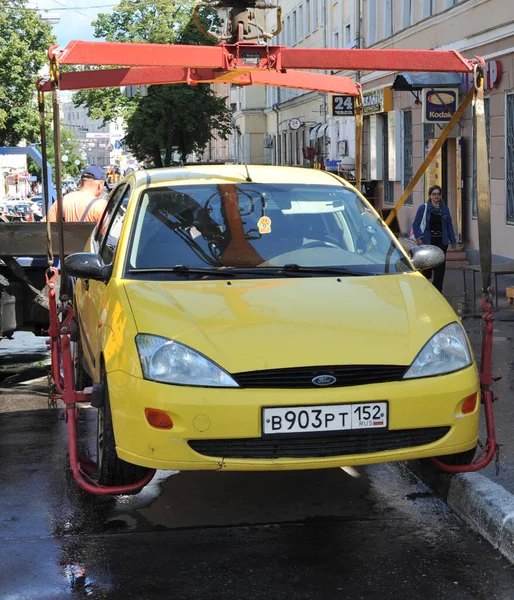 Липня 2012 Буксир Забирає Маленьку Жовту Тачку Порушення Паркування — стокове фото