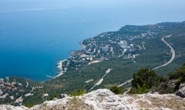 Kırım 'daki Yalta Yaila tepesinden Güney Sahil Otoyolu manzarası.