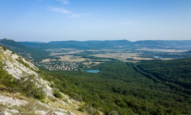 Akdeniz manzarası. Kırım Yarımadası 'nın güney kıyısındaki Karadeniz kıyısındaki orman kayaları güneşli bir günde.