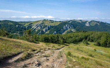 Kırım 'daki Demerdzhi dağlarının tepesinden çevreleyen dağların manzarası.