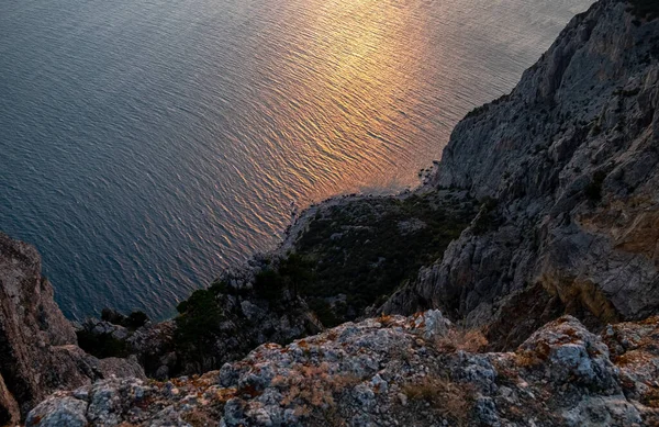 Akdeniz Manzarası Kırım Yarımadasının Güney Kıyısındaki Karadeniz Kıyısındaki Orman Kayaları — Stok fotoğraf