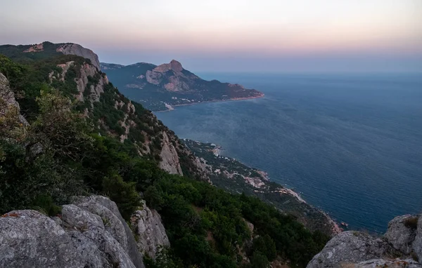 Akdeniz Manzarası Kırım Yarımadasının Güney Kıyısındaki Karadeniz Kıyısındaki Orman Kayaları — Stok fotoğraf