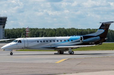 2 Temmuz 2019, Moskova, Rusya. Uçak Embraer ERJ-135 Avcon Jet Moskova 'daki Vnukovo havaalanında.