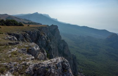 Sıcak bir yaz gününde Kırım 'ın güney kıyısındaki Yalta Yayla Kayaları.