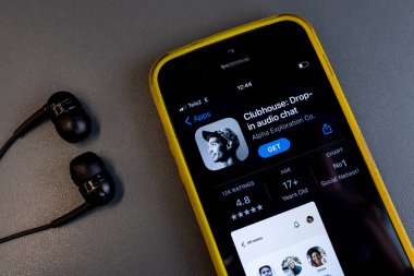 17 Şubat 2021, Moskova, Rusya. Cep telefonu ekranında kulüp evi sosyal ağ uygulaması.
