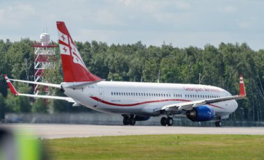 2 Temmuz 2019, Moskova, Rusya. Boeing 737-800 Airzena Gürcistan Havayolları Moskova 'daki Vnukovo havaalanında.