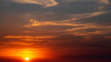 Güneş denize batıyor ve uzun pelerin gün batımında Karadeniz 'e çarpıyor. Balaklava yakınlarındaki Kırım Yarımadası kıyısında..