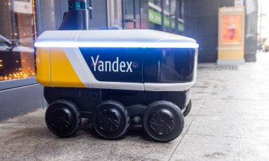 14 Aralık 2020, Moskova Rusya. Moskova 'daki bir restoranın girişindeki Yandex.Rover kafesinden yemek getiren insansız bir robot kurye..