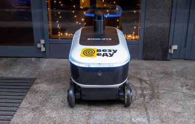 14 Aralık 2020, Moskova Rusya. Moskova 'daki bir restoranın girişindeki Yandex.Rover kafesinden yemek getiren insansız bir robot kurye..