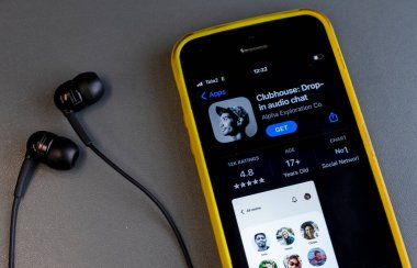 17 Şubat 2021, Moskova, Rusya. Cep telefonu ekranında kulüp evi sosyal ağ uygulaması.