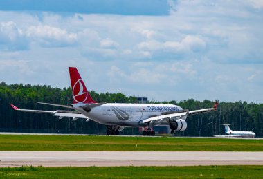 2 Temmuz 2019, Moskova, Rusya. Airplane Airbus A330-200 Türk Hava Yolları Moskova 'daki Vnukovo havaalanında.