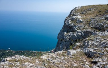 Sıcak bir yaz gününde Kırım 'ın güney kıyısındaki Yalta Yayla Kayaları.